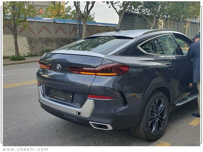 宝马新X6街拍，比奔驰GLE还豪华，路人扒窗户看了好半天