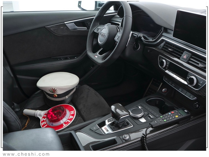 奥迪RS4警车版曝光！搭2.9T，多处升级碳纤维套件，内饰更加亮眼
