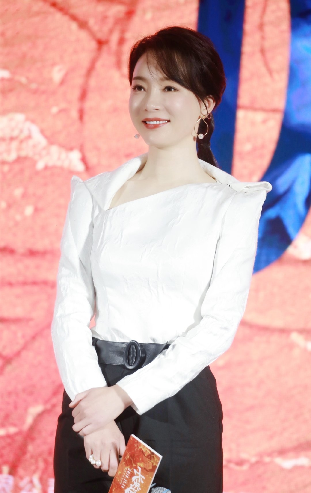 同台营业,42岁陈数秀天鹅颈好优雅,32岁焦俊艳穿夹克变金刚芭比