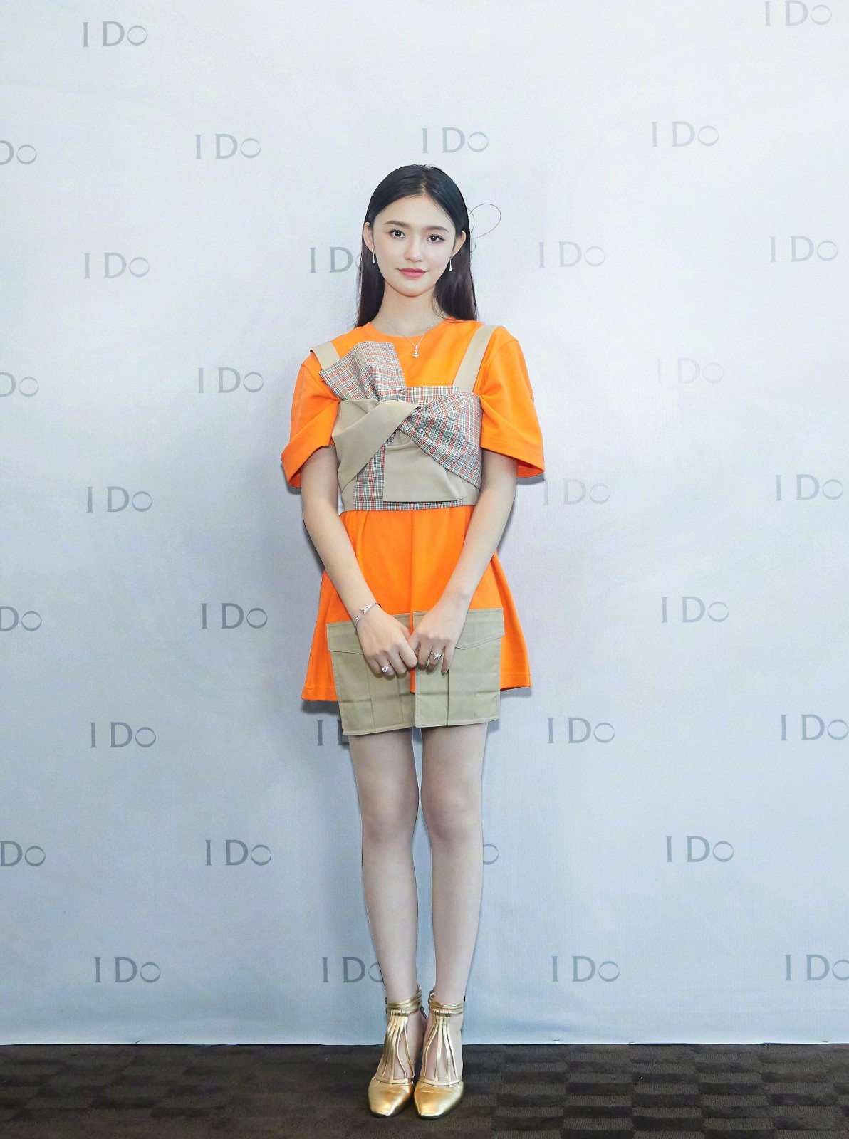 林允唐老鸭针织衫配黑色紧身裤秀双腿看呆网友能有85斤