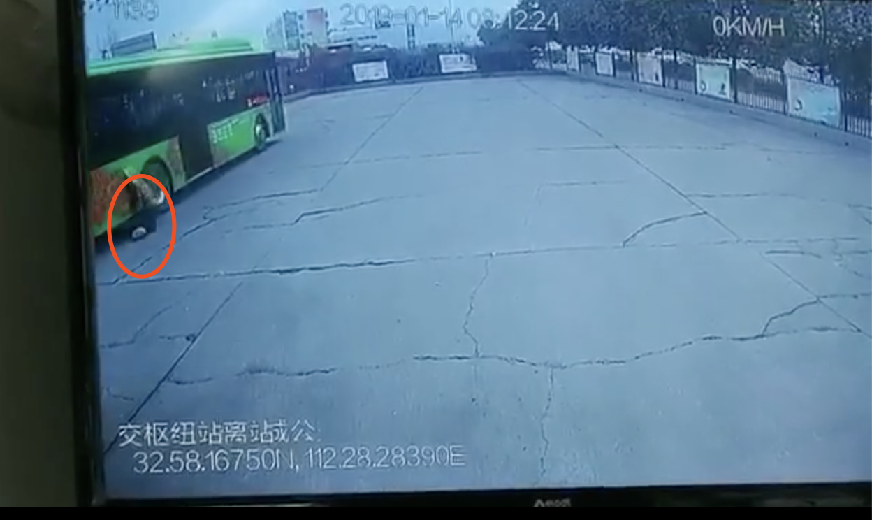 一行人被公交车撞倒后遭辗轧。    监控视频截图