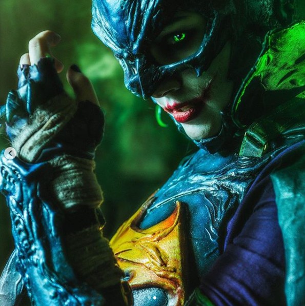 国外妹子cos狂笑之蝠美图 帅气潇洒却又妖艳疯癫