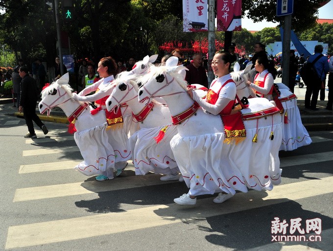 原来这是来自浦东三林塘民俗表演队的女子马灯舞巡游,这种充满了民俗