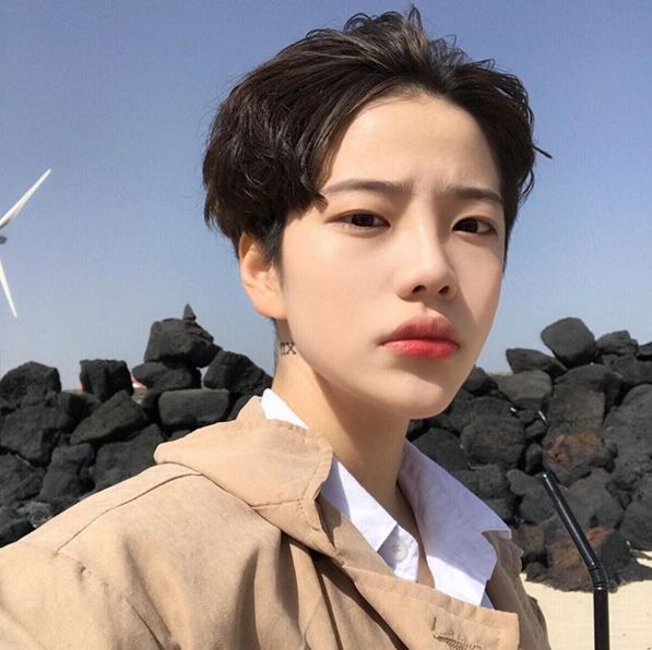 虽说走的是中性女孩的路线,平时的打扮也非常的"man",但是人家可是长