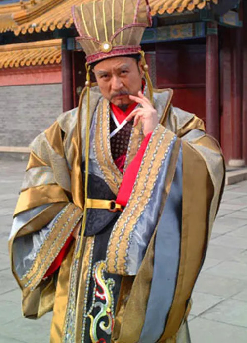 还记得《家有外星人》中的爸爸唐朝吗?他开始混dj圈了