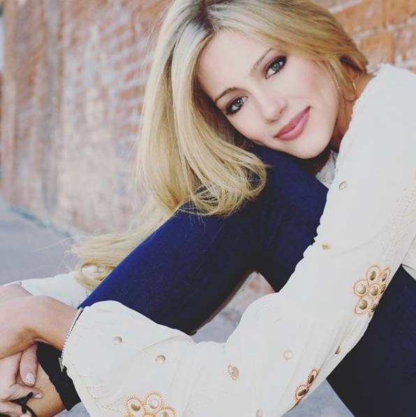 艾比-霍纳塞克晒父女晒合照:温馨共进晚餐