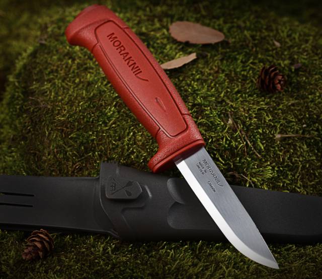 拿着菜刀就敢野外求生。。。贝爷吃虫子的教训难道你不知道么?