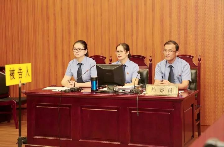 教师魔爪10余次伸向女孩 检察长亲自抗诉:判少了