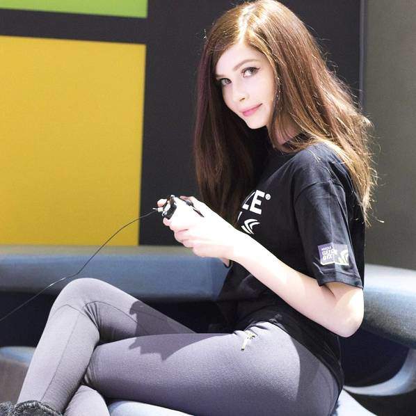 俄罗斯美女"主播一姐"美照 爱玩lol,百变cosplay