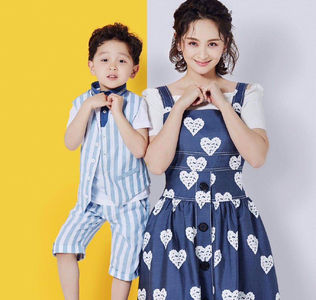 大麟子cos魏璎珞同款发型,手比"小花"姿势卖萌,可爱十足