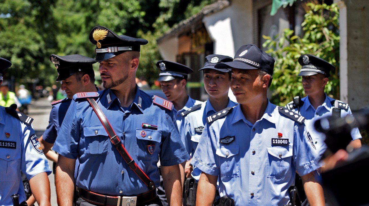 快来看!今天西湖边来了意大利帅哥警察 男模气质太养眼