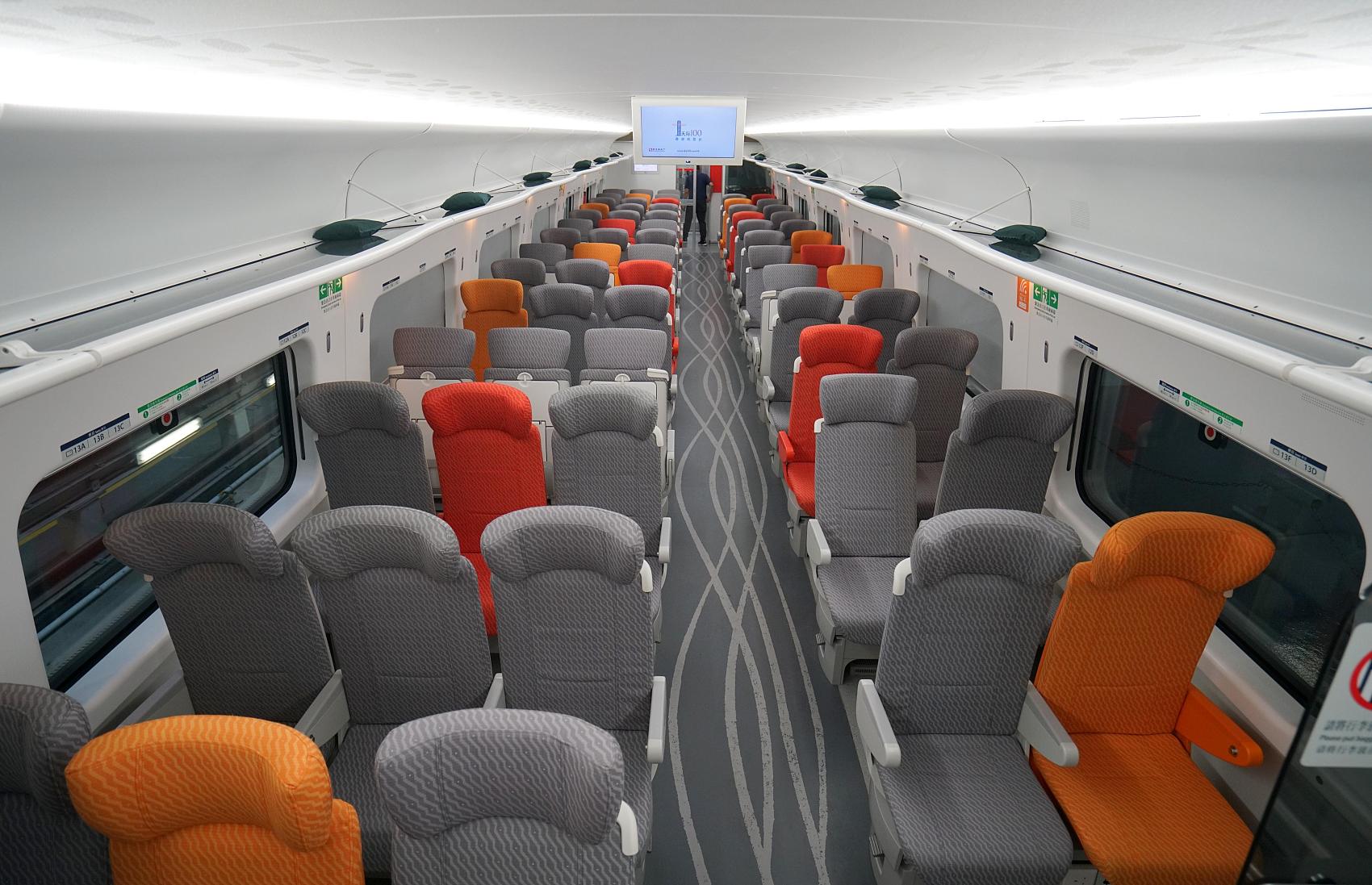 全车共有511个二等座位,座椅颜色以银灰配衬深浅不一的橙色,地板印有