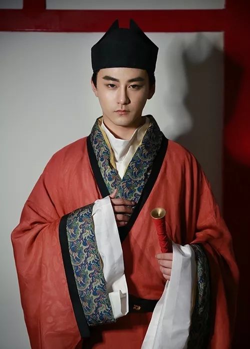 这群年轻人用11年复刻的200套中国古服,惊艳了世界!