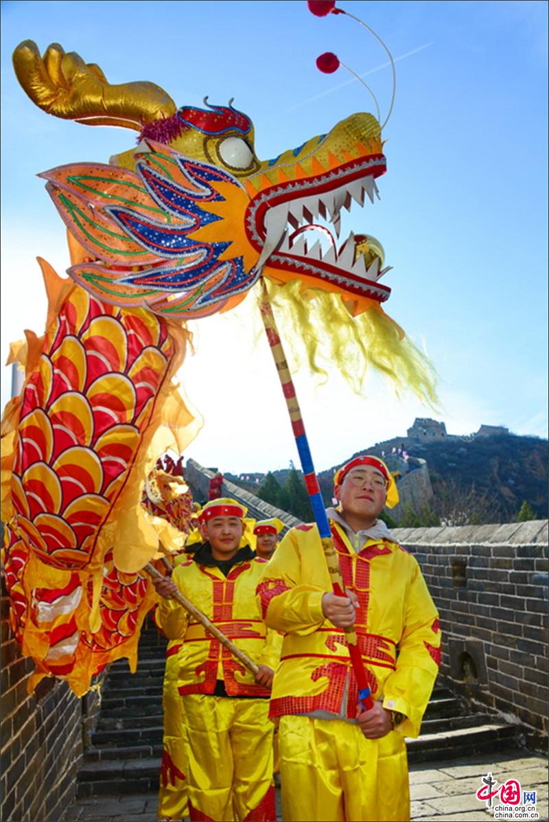 金山岭长城杏花节上演千人舞龙盛典(组图)