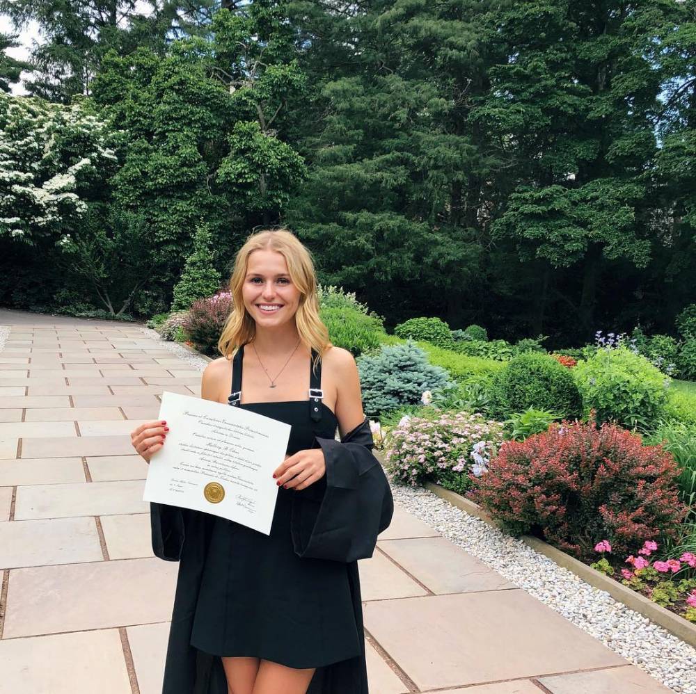 金发性感撩人!雄鹿老板千金晒逗狗狗视频