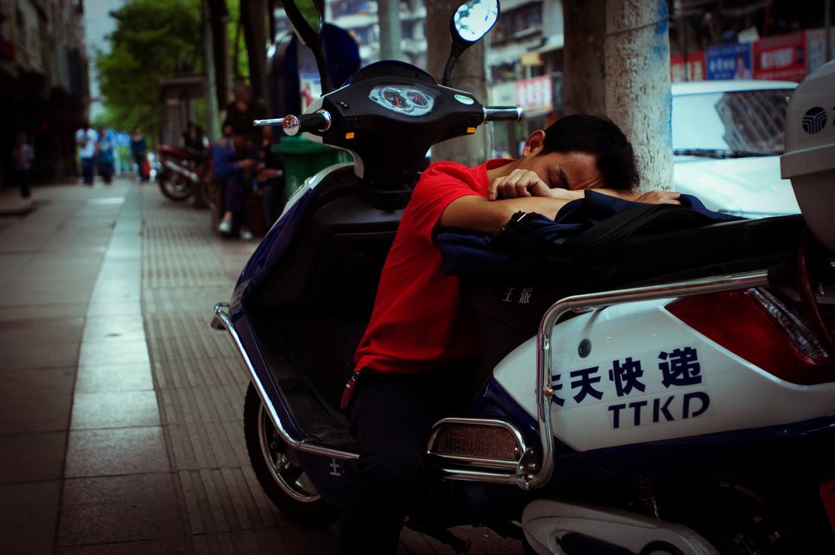 快递员待遇调查:无底薪成标配 每天工作超12小