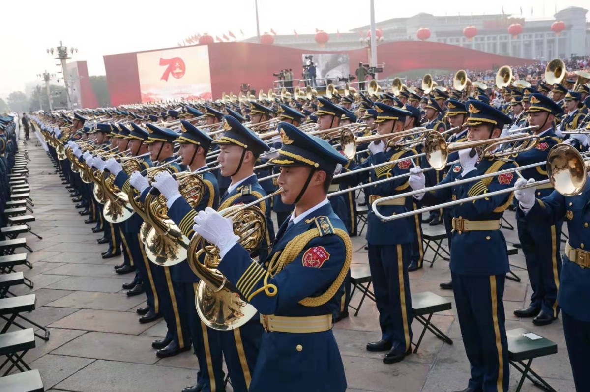 新中国阅兵史上最大规模军乐团持续立正演奏4小时