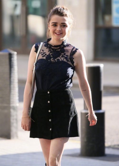 权力的游戏二丫黑色蕾丝上衣出街网友像偷穿了大人的衣服