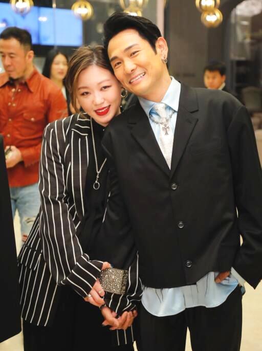 56岁杜德伟的32岁娇妻近照曝光 曾是一名专业摄影师