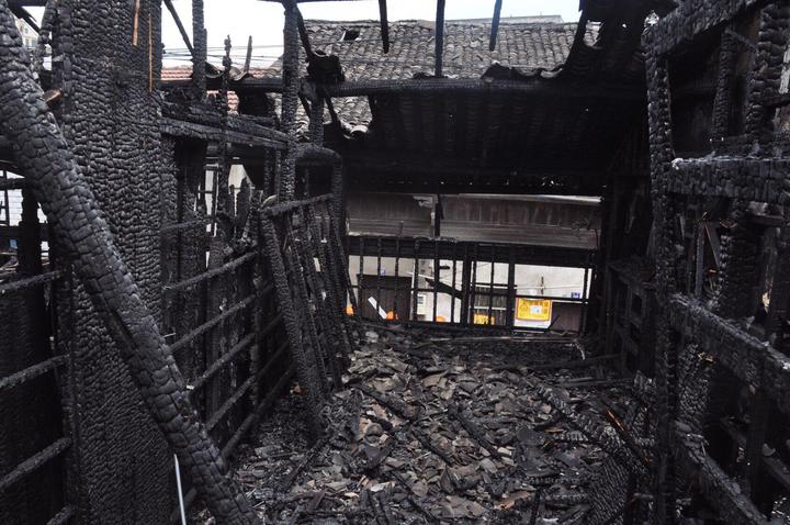 出来买个夜宵 却不想把人家房子给烧了