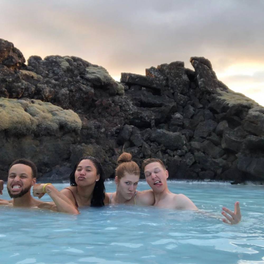 double date!库里夫妇与好友在冰岛一同旅游