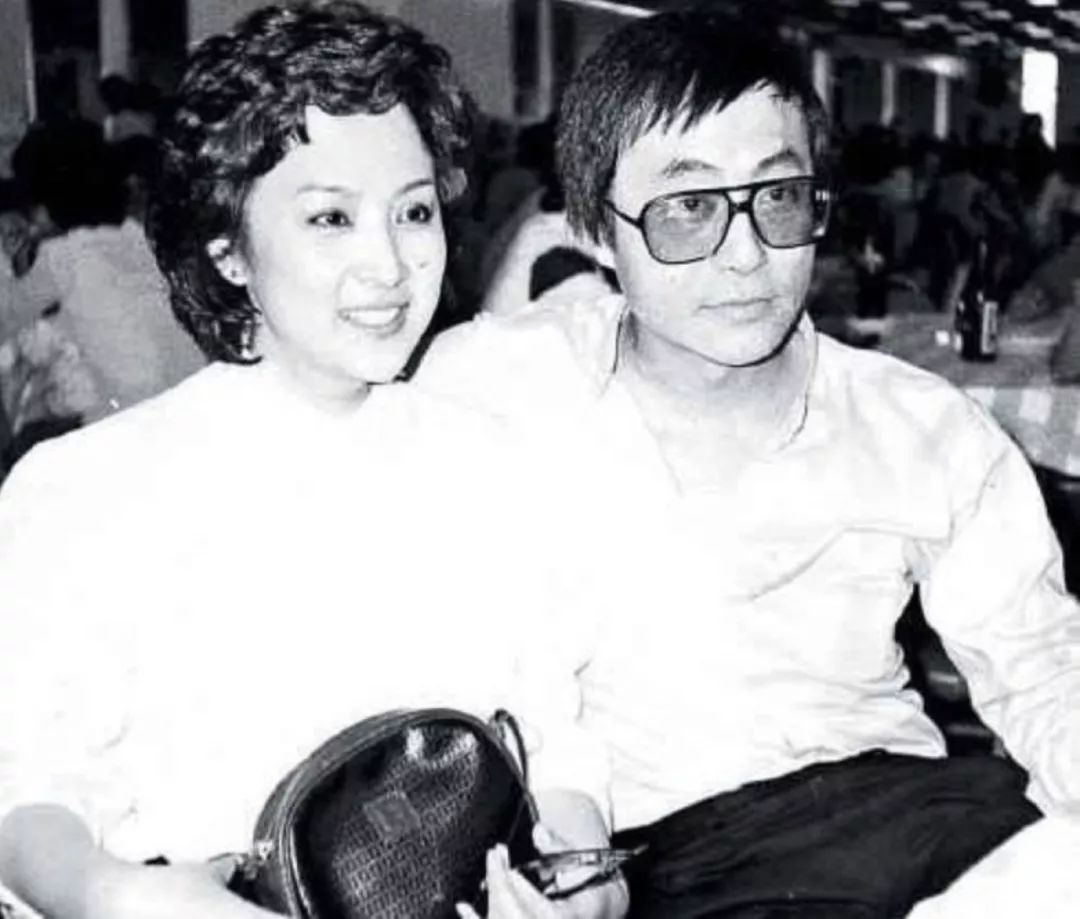 离婚28年却装了30年恩爱夫妻,现在又撕成一团糟……|刘家昌|甄珍|谢贤