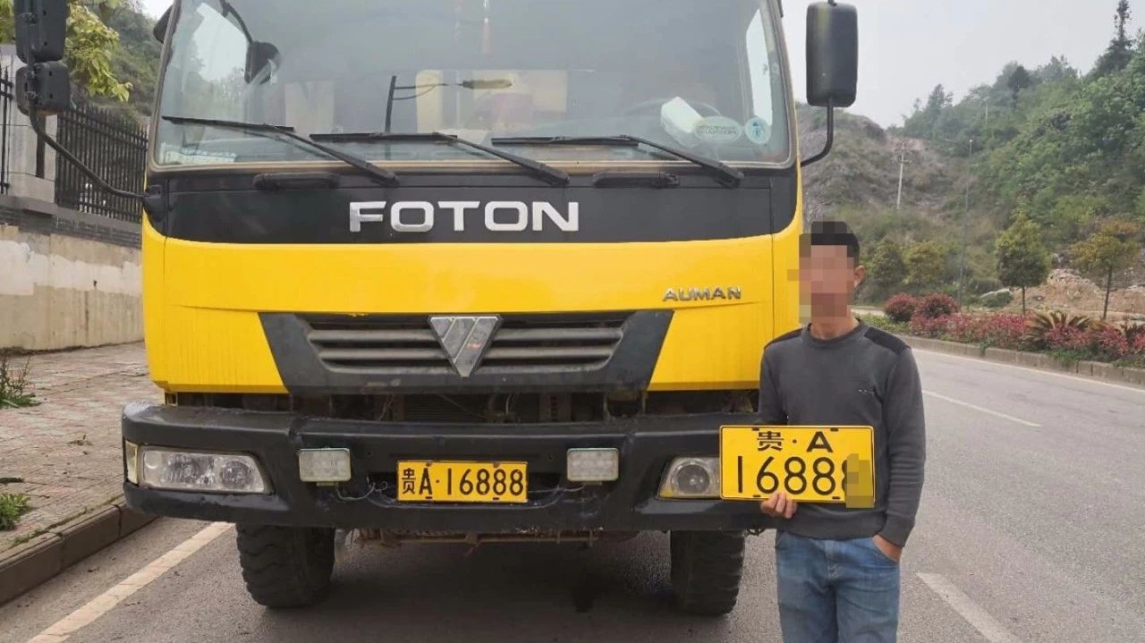 凯里这辆货车套用靓号牌照,司机不顾交警拦截,强行冲关逃跑.