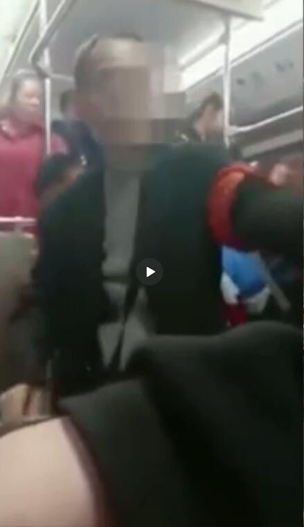 佩戴红臂章男子辱骂女乘客。视频截图