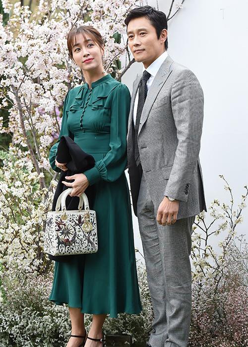 李贞贤大婚,李秉宪和李珉廷夫妻共同出席,衣品实力优雅