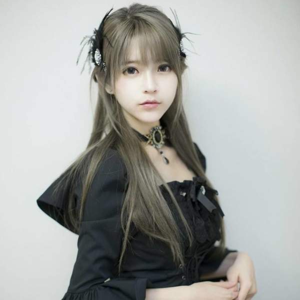 照了,这次小姐姐似乎是cos《魔卡少女樱》中的"知事",一身可爱萝莉装