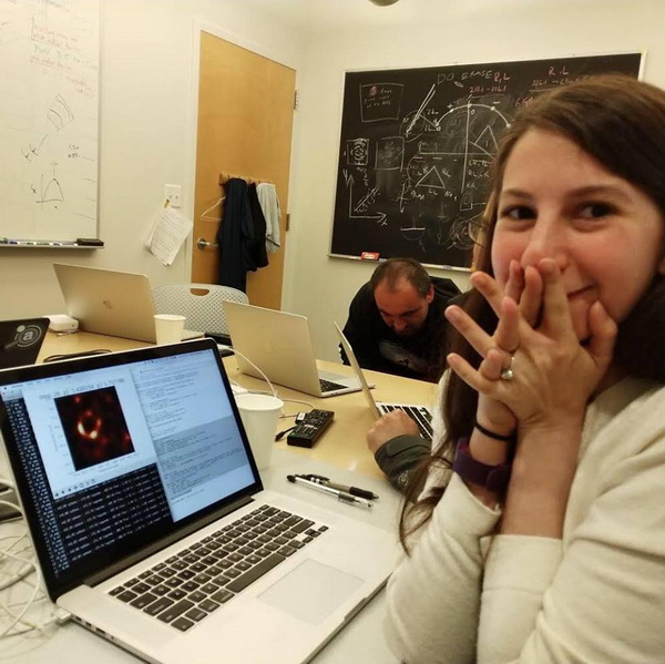 29岁女科学家凯蒂·博曼,人类第一张黑洞照片