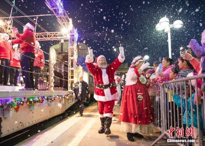   當地時間2019年12月8日，一列裝飾着聖誕元素的通勤火車駛進美國舊金山灣區米爾佈雷站，吸引數百位當地民衆觀看。 中新社記者 劉關關 攝