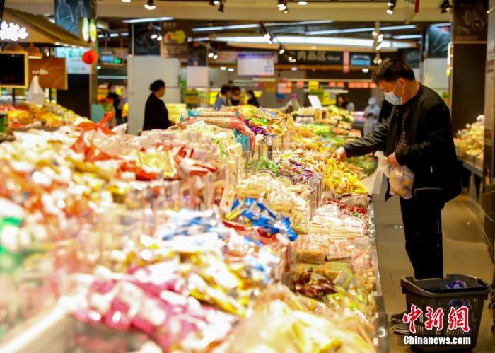 资料图：3月24日，孝感市民在一家超市购物。中新社记者 张畅 摄