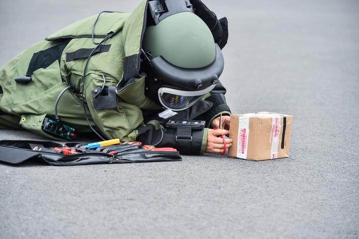 拆弹警察王厚鑫:两鬓花白仍战斗在排爆一线