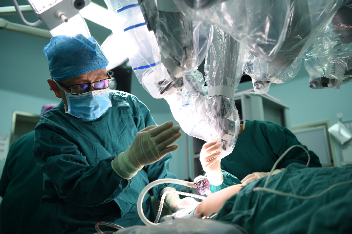 机器人助力14岁女孩手术矫正侧凸脊椎