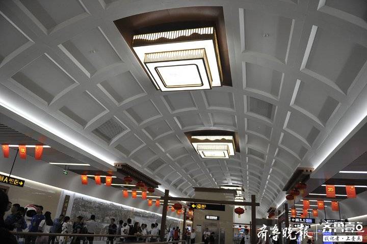 济南地铁3号线龙奥大厦站:正方形拱形元素突出,庄重肃穆感浓厚