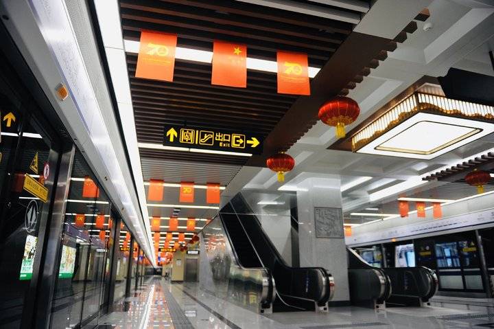 济南地铁3号线龙奥大厦站,超大壁画完美诠释湖光山色