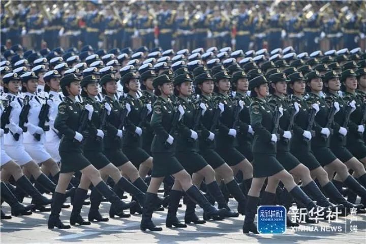 美国国庆阅兵视频 (女兵方队。新华社记者 李鑫 摄)