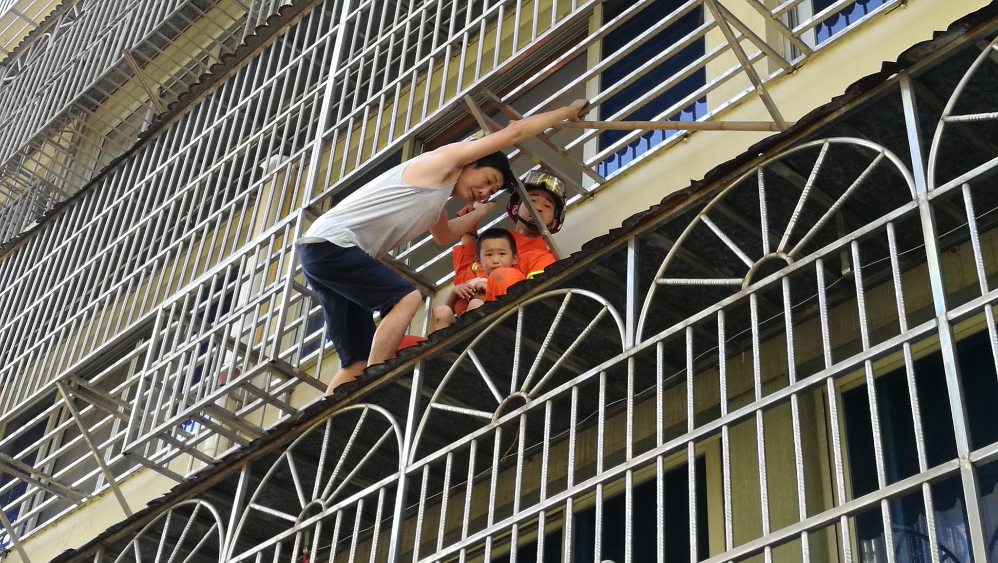 慈溪5岁男孩爬上防盗窗被卡 好心群众托举10多分钟