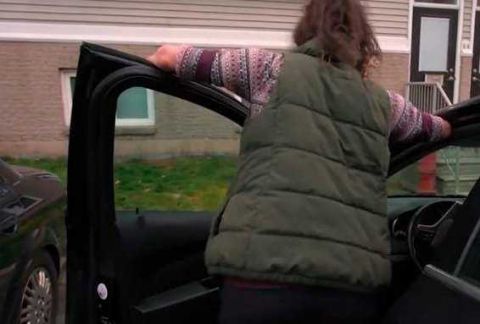 美国女孩从小失去四肢 如今竟能举杠铃 做俯卧撑 还开车