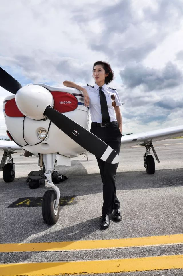 运动类飞机女飞行员图片