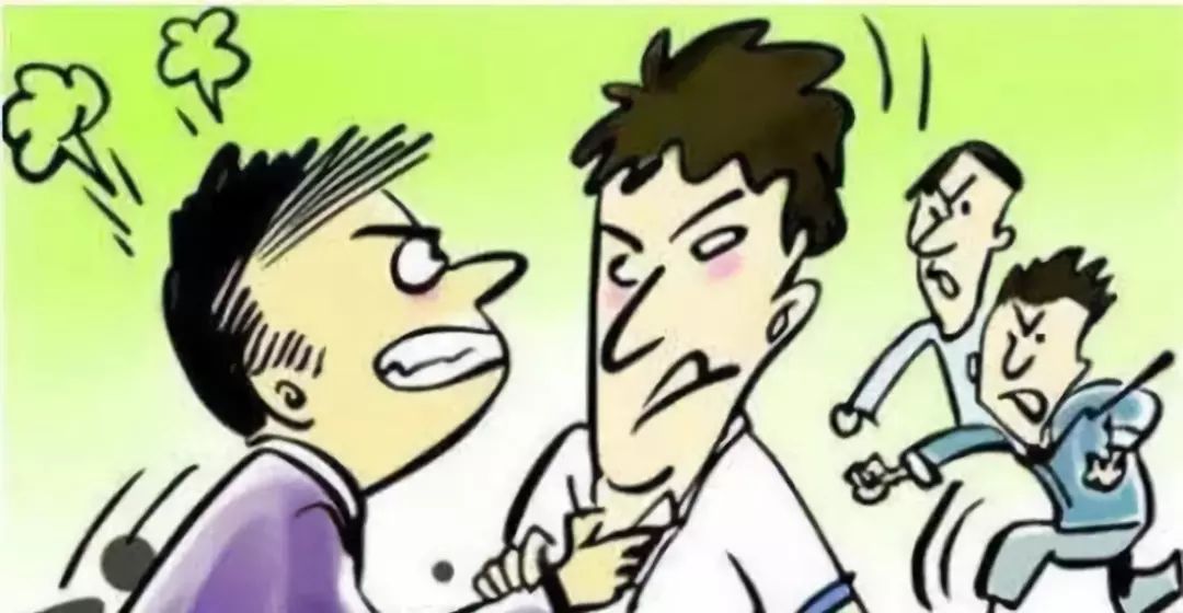 这一幕被前来接孩子的男孩父亲看到,双方随即发生激烈打斗.