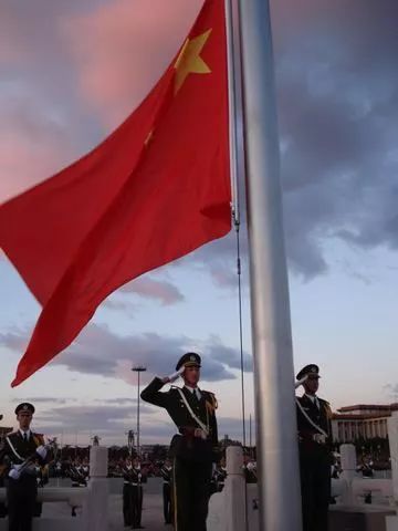 3岁宝宝向武警敬礼视频火了,奶奶的回答令人深思