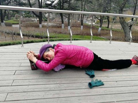 八旬老人能做"一字马" 骑车比年轻人还快