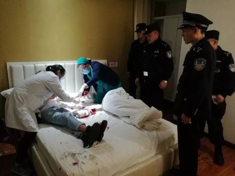 20岁小伙爱上00后女主播,约到酒店后把女主播吓跑了