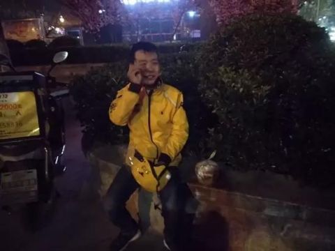 凌晨一点外卖小哥路边痛哭 背后故事心酸