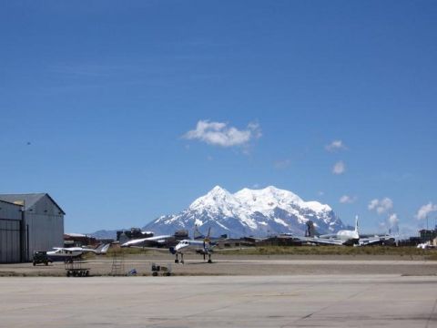全球最高机场:飞机都"喘不上气" 跑道加长千米才能正常起飞|拉巴斯