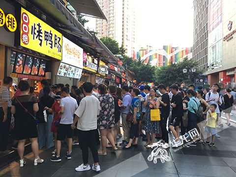 图集|高温也挡不住的魅力:外地游客冒酷暑来渝排队"打卡"|李琳|游客|