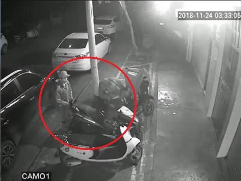 盗贼轻轻拉了一下摩托车后尾,推想重量。(Youtube视频截图)