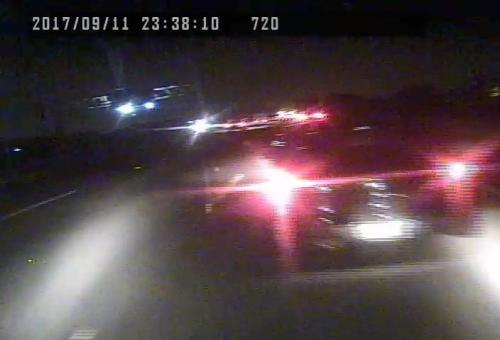 监视器拍摄，吴协松发现大巴即将撞上前车。台湾《联合报》记者林伯骅翻摄